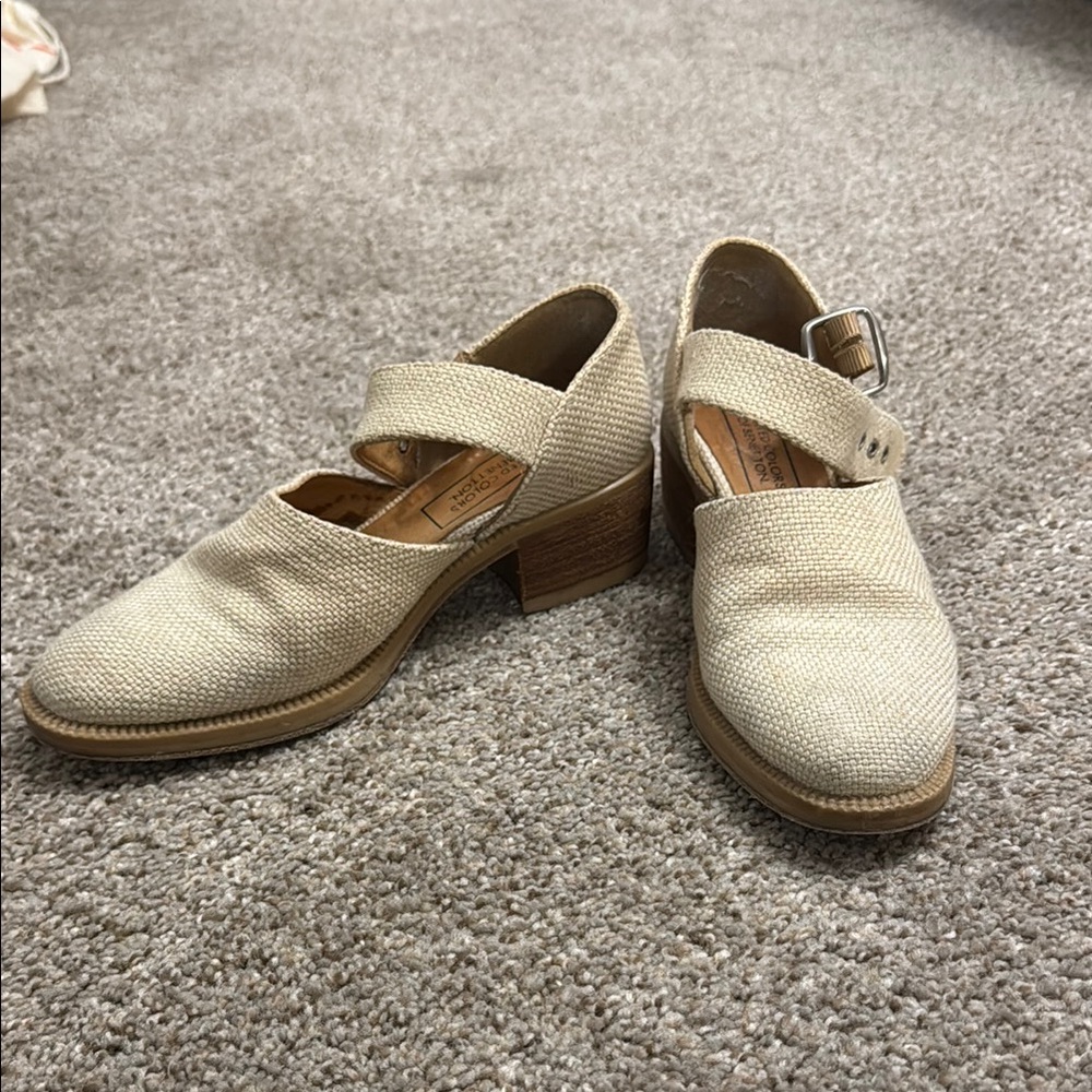 United Colors Of Benetton Cream Heels Classic Style